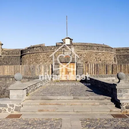 The Mills Cruz, By Nivariahost 산타크루스데 테네리페